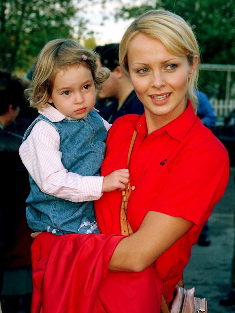 Izabella och dottern Julia år 2000. Izabella Scorupco och dottern Julia 2000