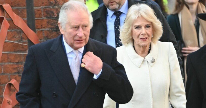 Kung Charles är gudfar till drottning Camillas son Tom. Kung Charles och drottning Camilla