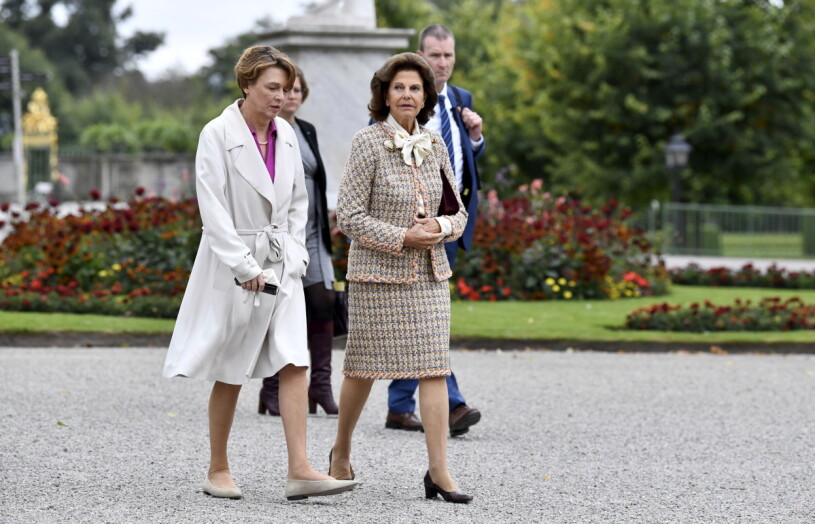 Drottningen på språng, iförd sin Chanel. Drottning Silvia Elke Büdenbender Tyskland presidentfru