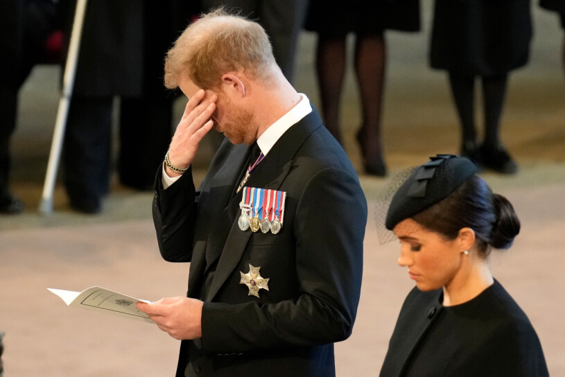 Prins Harrys sorg. Prins Harry i tårar vid ceremonin för drottning Elizabeth