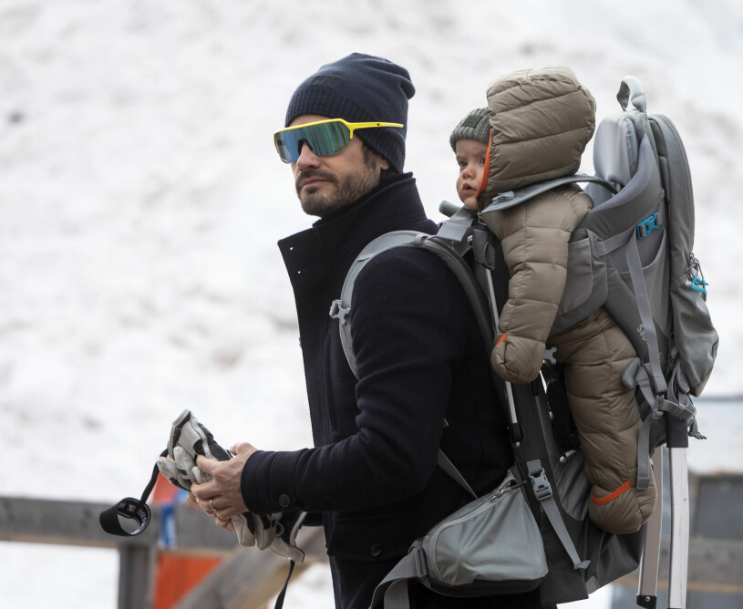 Prins Julian med pappa Carl Philip i Evertsberg, tio minuter med bil från familjen Hellqvists villa i Älvdalen. Prins Julian med pappa prins Carl Philip.