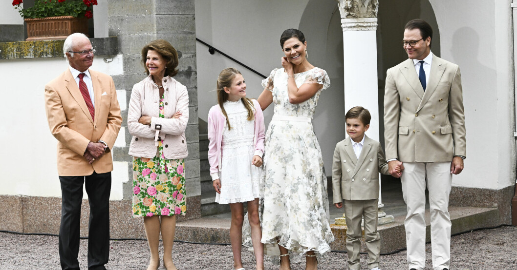 Prins Oscar och prins Daniel dök upp i en matchande outfit. Kungafamiljen