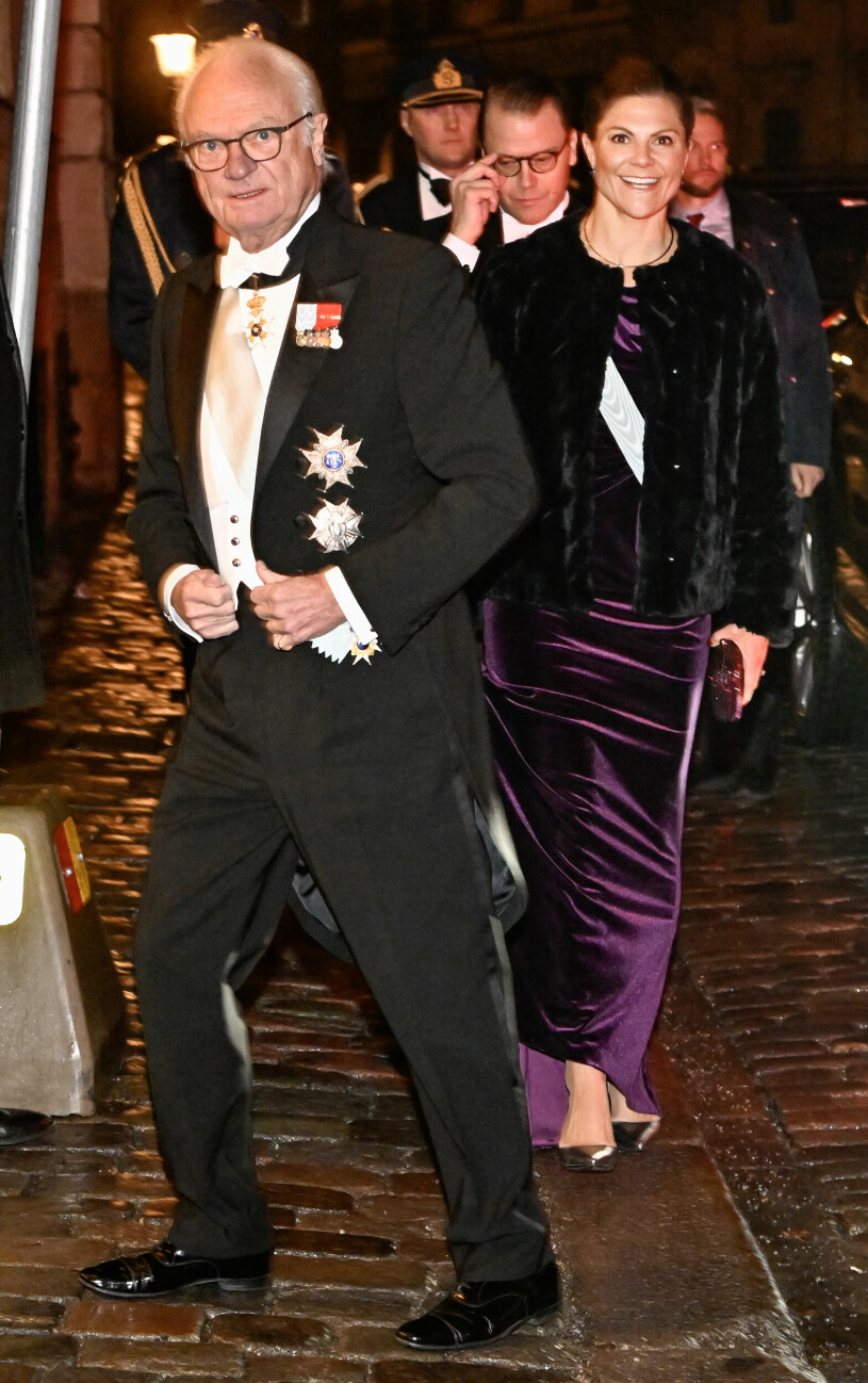 Kungen, kronprinsessan Victoria och prins Daniel anländer till Svenska Akademien utan drottning Silvia.
