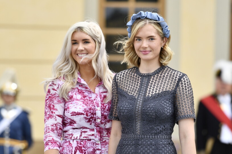 Prinsessan Sofias vänner Cajsa Larsson och Tiara Larsson anländer till prins Julians dop i Drottningholms slottskyrka.