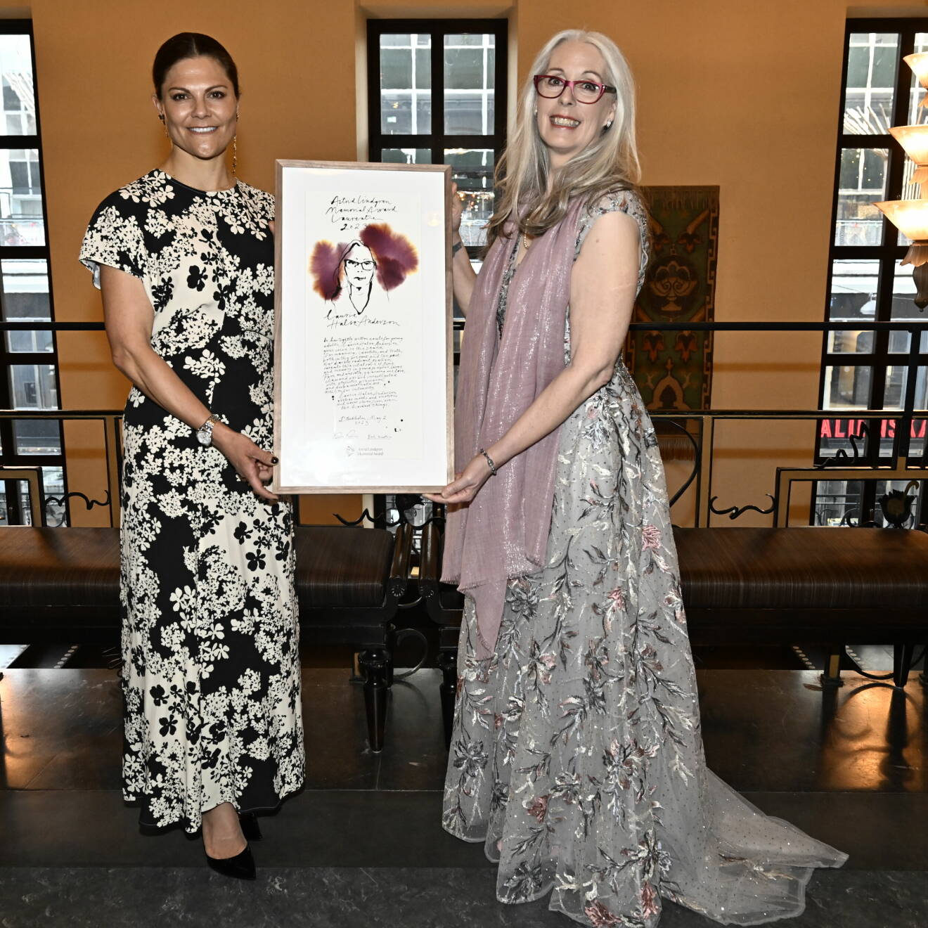 Kronprinsessan Victoria med 2023 års ALMA-pristagare, den amerikanska författaren Laurie Halse Anderson