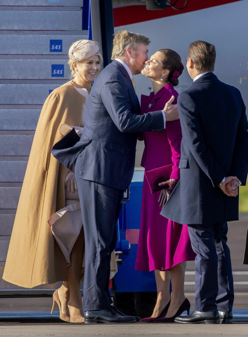 ...och många kindpussar blev det. Kronprinsessan Victoria och prins Daniel hälsar på kung Willem-Alexander och drottning Máxima på Arlanda
