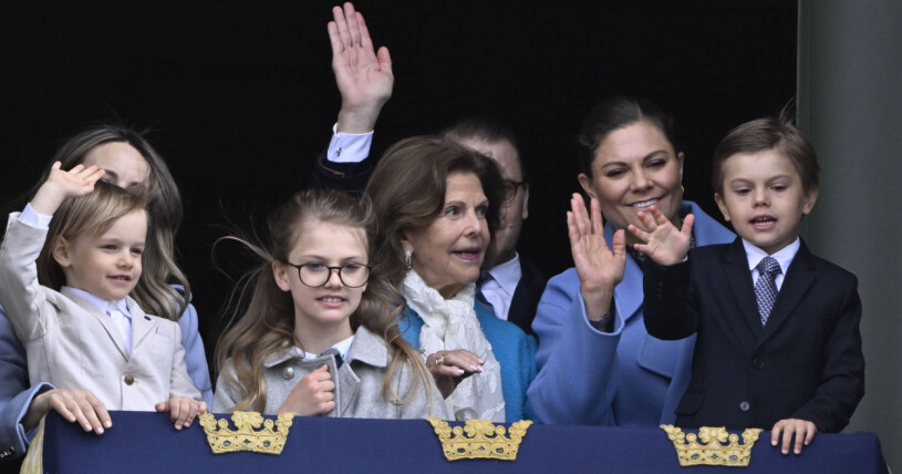 Prinsessan Sofia med prins Gabriel, prinsessan Estelle, drottning Silvia och kronprinsessan Victoria med prins Oscar vid firandet av kungens födelsedag på Stockholms slott på lördagen