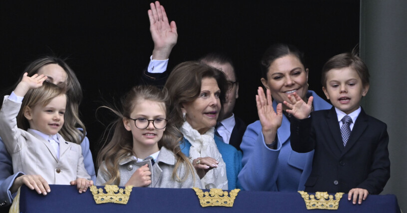 Tre barnbarn på plats för att fira farfar/morfar! Prinsessan Sofia med prins Gabriel, prinsessan Estelle, drottning Silvia och kronprinsessan Victoria med prins Oscar vid firandet av kungens födelsedag på Stockholms slott på lördagen
