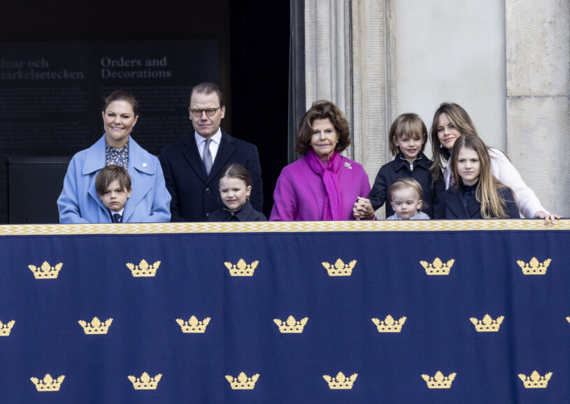 Kronprinsessan Victoria, prins Oscar, prins Daniel, prins Alexander, drottning Silvia, prins Gabriel, prins Julian, prinsessan Estelle, prinsessan Sofia på balkongen vid firandet av kung Carl Gustafs födelsedag på Stockholms slott på söndagen.