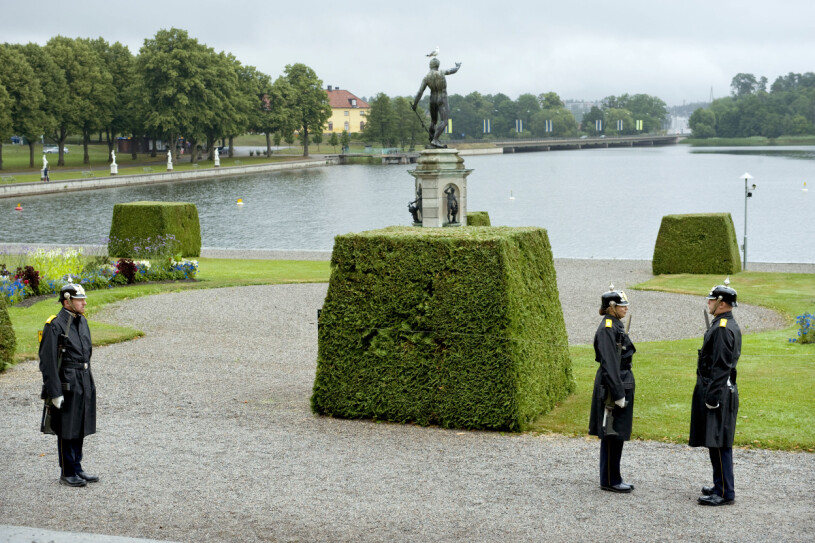 På den här bilden (som är tagen vid ett tidigare tillfälle) ser man hur liten nivåskillnaden är på Drottningholm: När vattnet stiger drabbas parken hårt. Drottningholms slott Vattennivån