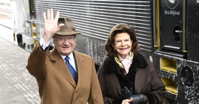 Kung Carl Gustaf och drottning Silvia anländer med tåg till Västerås centralstation där landshövding Johan Sterte tar emot. Kungen och drottning Silvia anländer till Västerås
