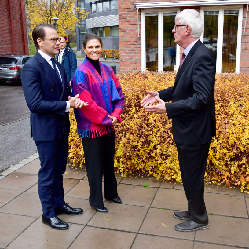 Kronprinsessparet med den avgående generaldirektören Johan Carlson. Kronprinsessan Victoria Prins Daniel Kronprinsessparet FHM generaldirektör Johan Carlson