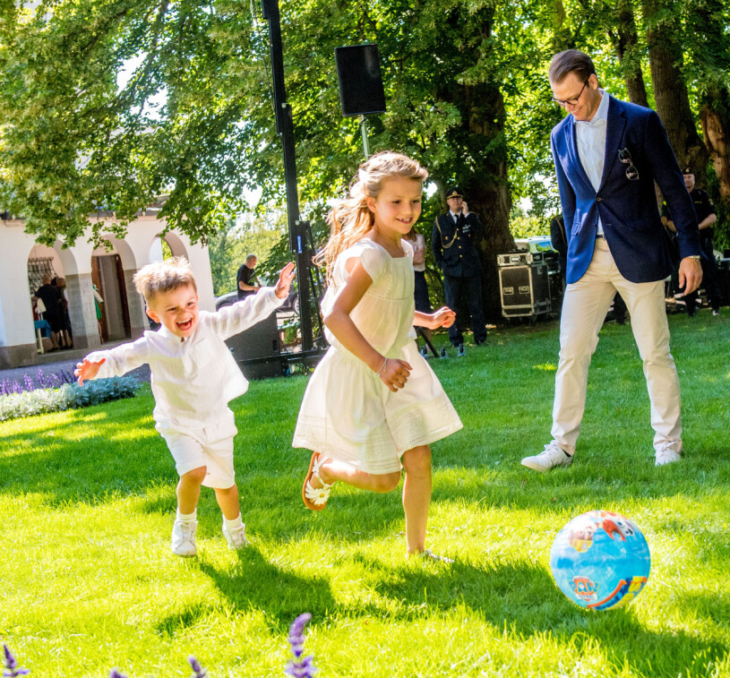 Estelle och Oscar kickar boll. Prins Oscar Prinesssan Estelle spelar fotboll på Solliden