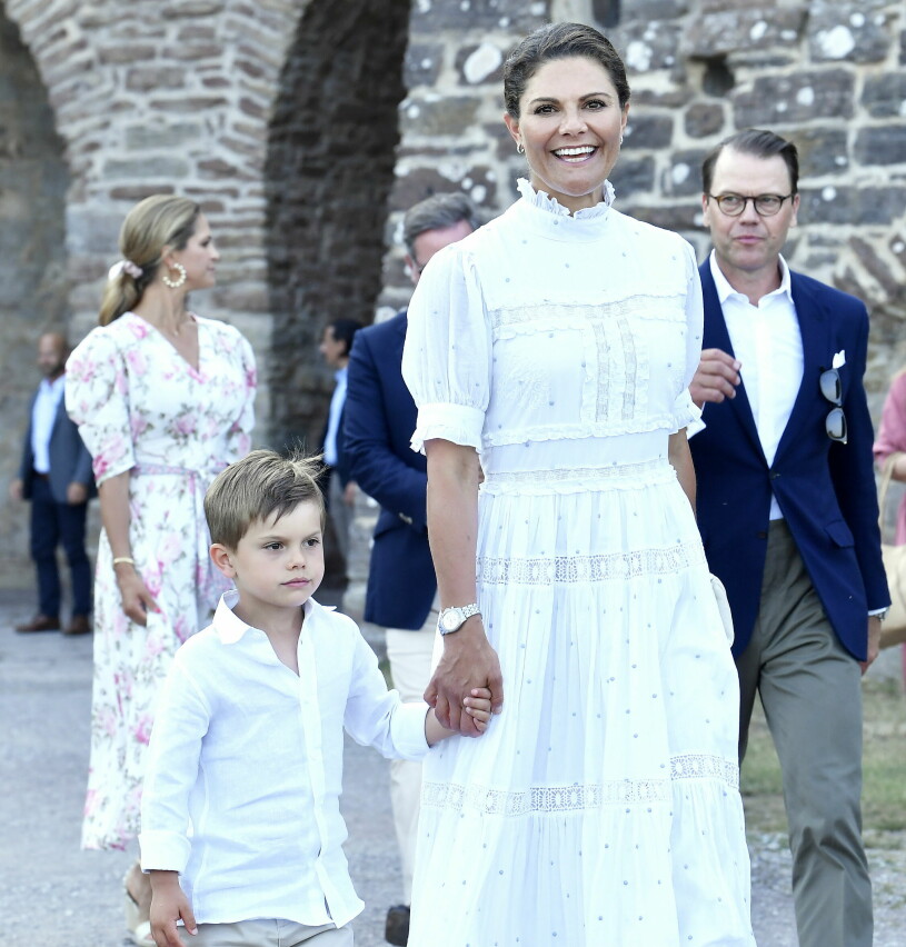 Victoria i en vacker långklänning från Kronprinsessan Victoria på Victoriadagen 2021