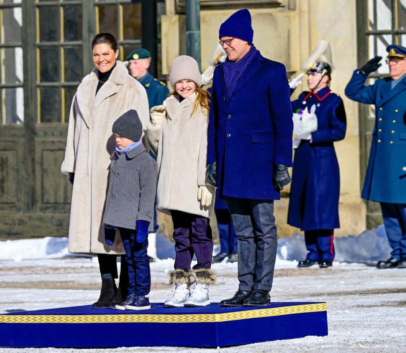 Familjen var fulltalig: Prins Daniel hade repat sig från förkylningen som stoppade honom i fredags. Kronprinsessan Victorias med familjen vid det officiella namnsdagsfirandet på Stockholms slott 2023