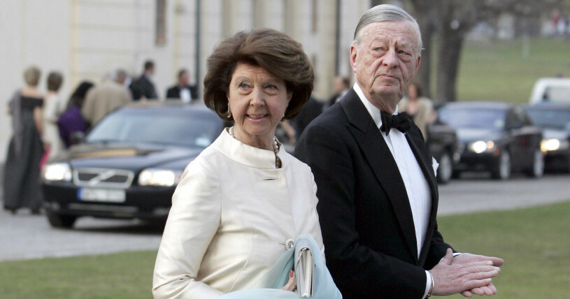 Niclas och Desirée anländer till kungens privata födelsedagsmiddag, 2006. Prinsessan Désirée och Niclas Silfverschiöld