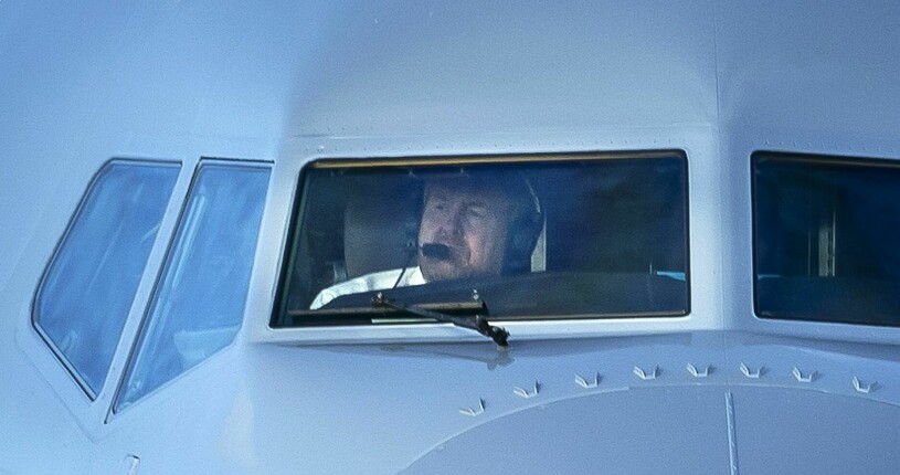 Kung Willem-Alexander i cockpit när statsplanet landade på Arlanda