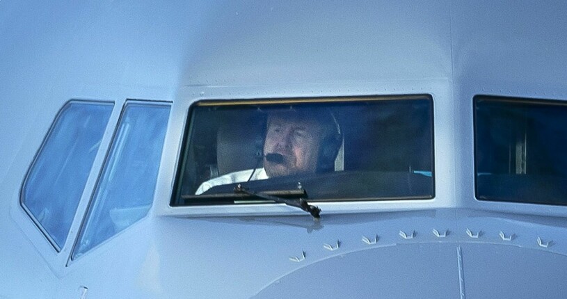 Ja, ryktet var sant! Det visar den här bilden på Willem-Alexander i cockpit när statsplanet landade på Arlanda idag. Kung Willem-Alexander i cockpit när statsplanet landade på Arlanda