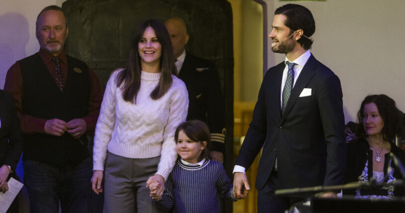 Blir det nyårsfirande i Sverige eller utomlands för prinsparets familj i år? Ännu är det hemligt! Prins Carl Philip och prinsessan Sofia med prins Alexander närvarar vid till den traditionella högtidsfesten i Mora kyrka inför Vasaloppet.