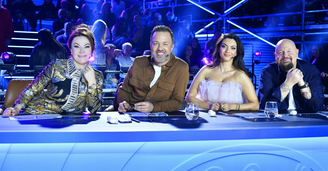 Anders Bagge, Katia Mosally, Alexander Kronlund och Kishti Tomita. "Idol"-juryn med sin ordförande i spetsen. En ordförande som kämpar mot scenskräcken.
