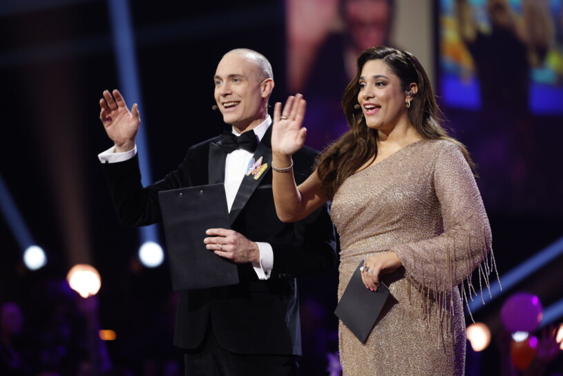 Programledarna Jesper Rönndahl och Farah Abadi inleder lördagskvällens final i Melodifestivalen i Friends Arena.