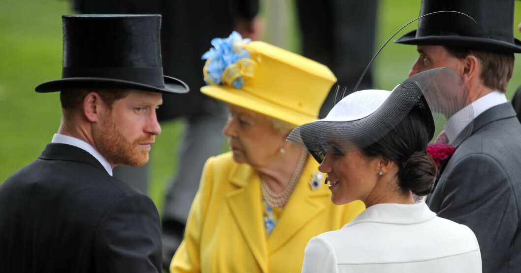 Prins Harry är tillbaka i Storbritannien utan Meghan Markle. Prins Harry, drottning Elizabeth och Meghan Markle