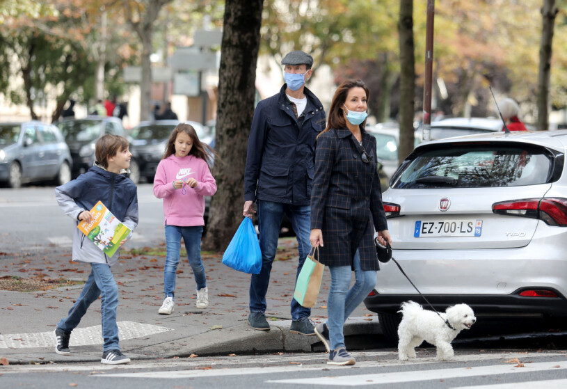 Marie och Joachim hemma i Paris tillsammans med barnen Henrik och Athena och hunden Cerise. Prins Joachim Prinsessan Marie Prins Henrik junior Prinsessan Athena Hunden Cerise