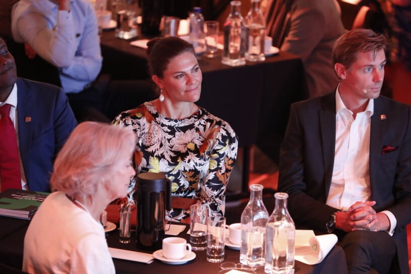 Alltid te till kronprinsessan. Här tillsammans med Michael Wernstedt, barnbarn till Raoul Wallenbergs syster Nina Lagergren som var en kär vän till kungafamiljen. Raoul Wallenberg-priset 2021 Kronprinsessan Victoria Mi Ankarcrona Michael Wernstedt Raoul Wallenberg Academy