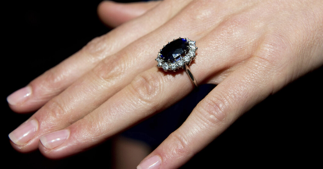 Prinsessan Dianas förlovningsring sitter idag på hertiginnan Kates finger. Prinsessan Dianas ring