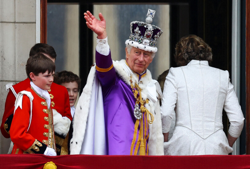 Kung Charles vinkar från slottsbalkongen efter sin kröning