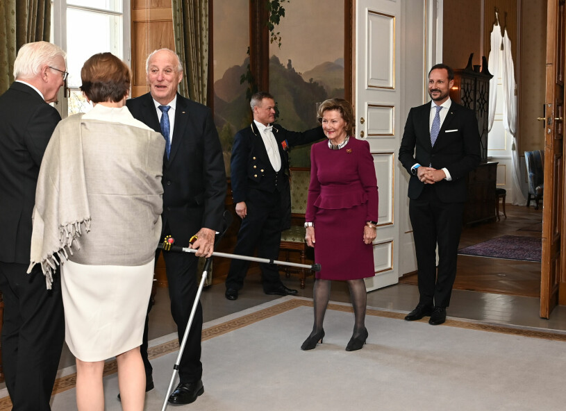 Kung Harald på kryckor, följd av Sonja och Haakon. Men ingen Mette-Marit när president Steinmeier och hans fru Elke hälsades välkomna. Norska kungafamiljen Tysklands president Steinmeier fru Elke Büdenbender Slottet Oslo statsbesök
