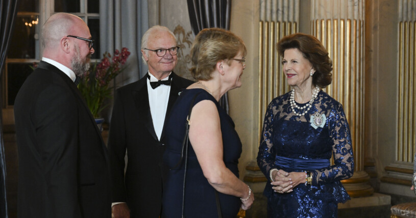 Kung Carl Gustaf och drottning Silvia hälsar på riksdagsledamöter i samband med riksdagssupén på Stockholms slott på tisdagskvällen. Kung Carl Gustaf och drottning Silvia