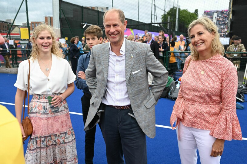 Louise och James är två av Elizabeths åtta barnbarn.