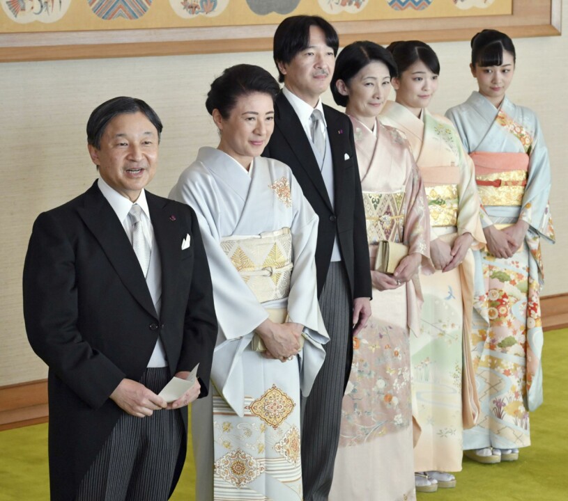 Kejsar Naruhito och kejsarinnan Masako, bredvid den nu decimerade kronprinsfamiljen: Prinsessan Mako (tvåa från höger) har lämnat skeppet. Japanska kejsarfamiljen