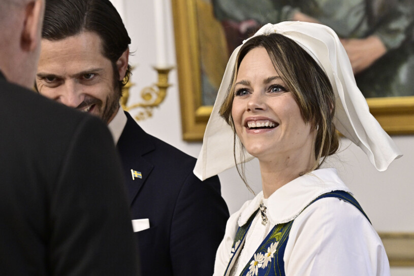 Prins Carl Philip och prinsessan Sofia hälsar gäster välkomna i till nationaldagsmottagning på Kungliga slottet.