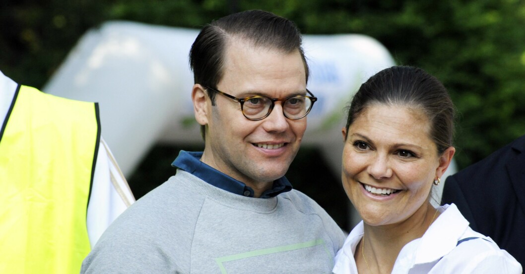 Prins Daniel ser till att finnas vid Victorias sida. Prins Daniel och kronprinsessan Victoria.