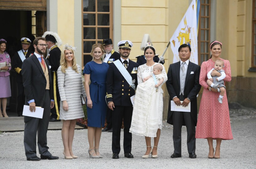 Den här bilden, från prins Alexanders dop, ger en indikation på var prins Julians blivande kompisar kan komma att finnas! Från vänster Victor Magnuson, Cajsa Larsson, Lina Frejd, Jan-Åke Hansson och Victoria med Oscar..