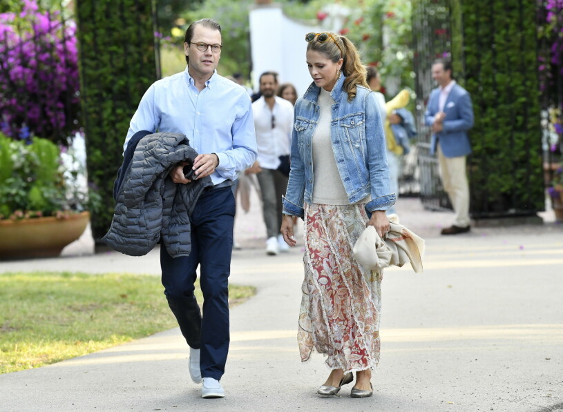 Prinsessan Madeleine i en kjol från Zimmerman för drygt 9 000 kronor, skor från Chloé som kostar runt 4 000 kronor och solglasögon från Raen som kostar runt 1 500 kronor. Prins Daniel och prinsessan Madeleine