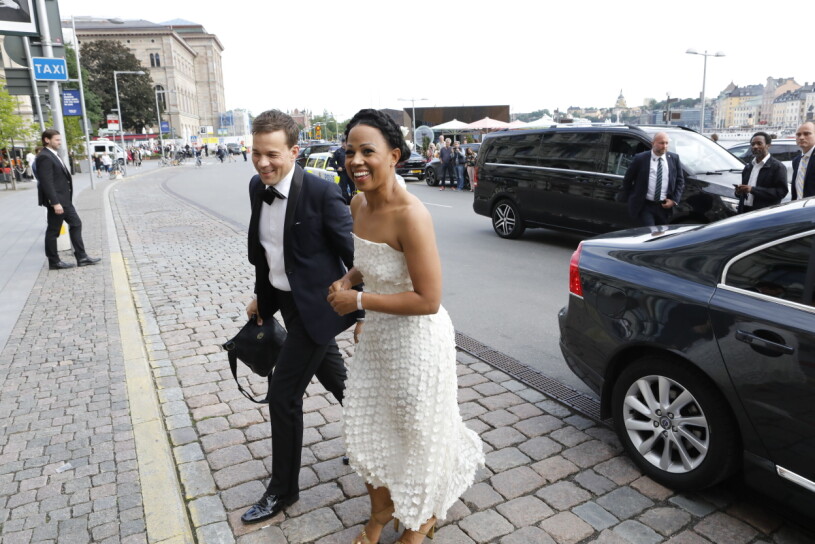 2019 flyttade familjen till Bryssel. Johannes Bah Kuhnke och Alice Bah Kuhnke anländer till en bankett för årets polarpristagare på Grand Hotel.
