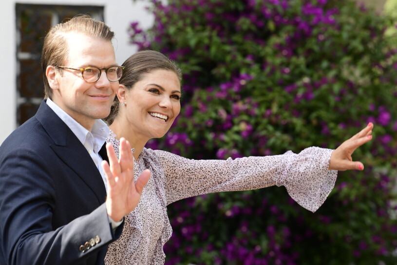 Kronprinsessan Victoria och Prins Daniel under firandet av kronprinsessan Victorias födelsedag i Sollidens slottpark på Öland.