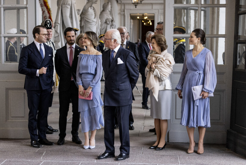 Nästan som vilken familj som helst som tar farväl av sina gäster. Kungafamiljen på Stockholms slott efter att det finska statsbesöket avslutats