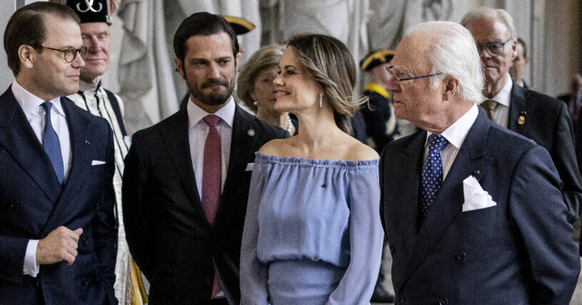 Prins Carl Philip kollar på Sofia... Prins Carl Philip och prinsessan Sofia på avskedsceremoni