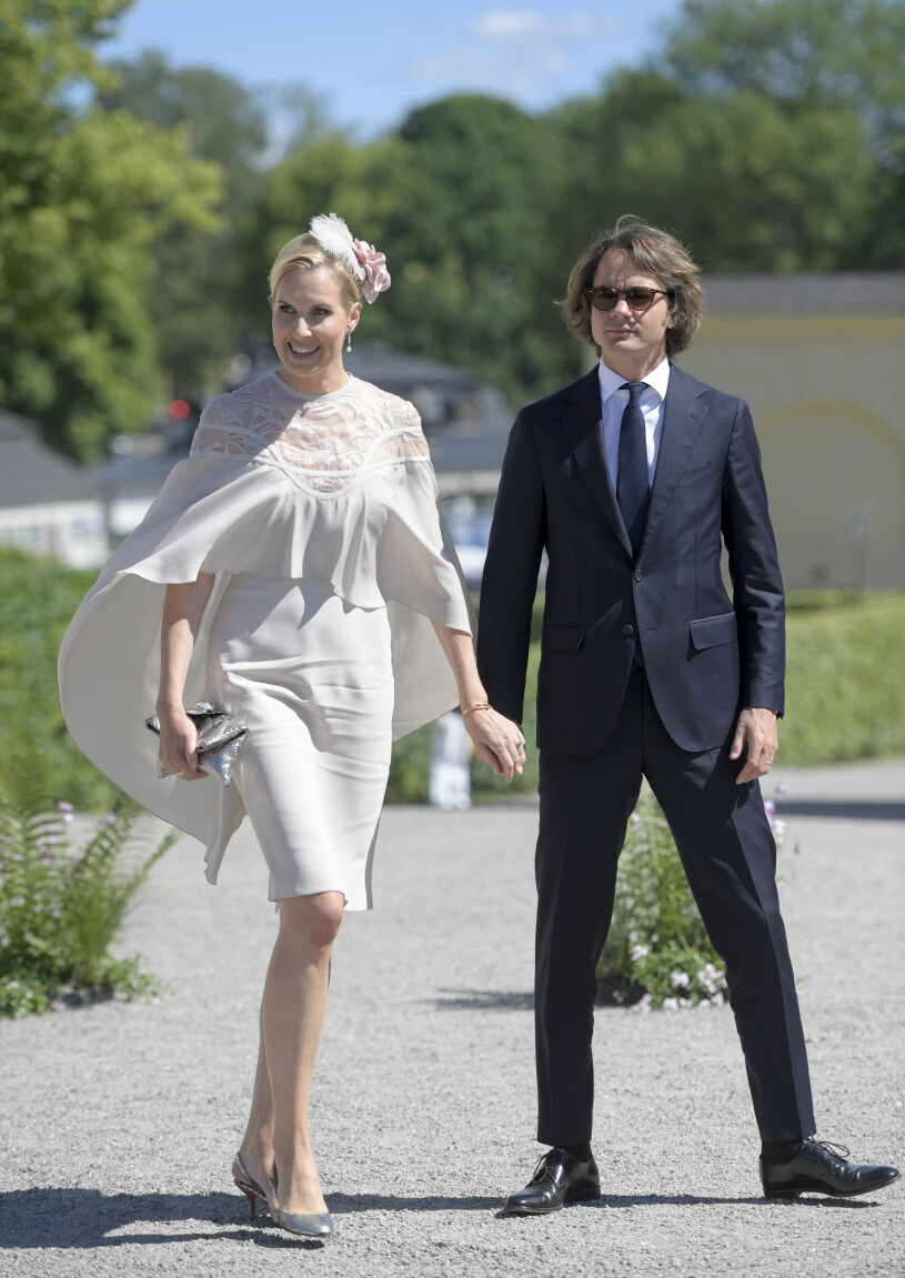 Ellen Dinkelspiel och Jan Dinkelspiel anländer till Drottningholms slottskyrka.