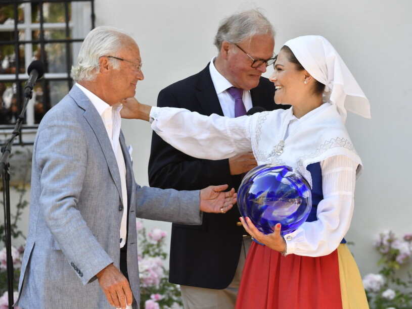 Lite fnissigt när Victoria fick pris av pappa kungen 2018... Kungen Kronprinsessan Victoria Årets ölänning 2018
