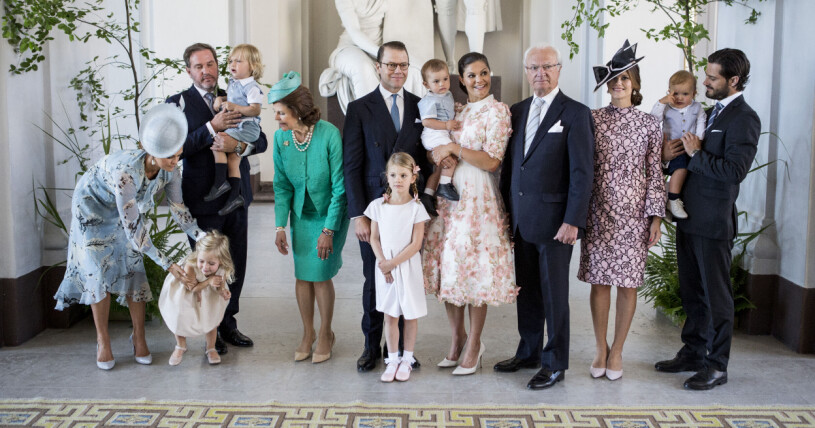 Även här... Prinsessan Madeleine, Herr Christopher O'Neill, prins Nicolas, drottning Silvia, prins Daniel, prins Oscar, kronprinsessan Victoria, kung Carl XVI Gustaf , prinsessan Sofia, prins Alexander, prins Carl Philip, prinsessan Leonore, prinsessan Estelle.