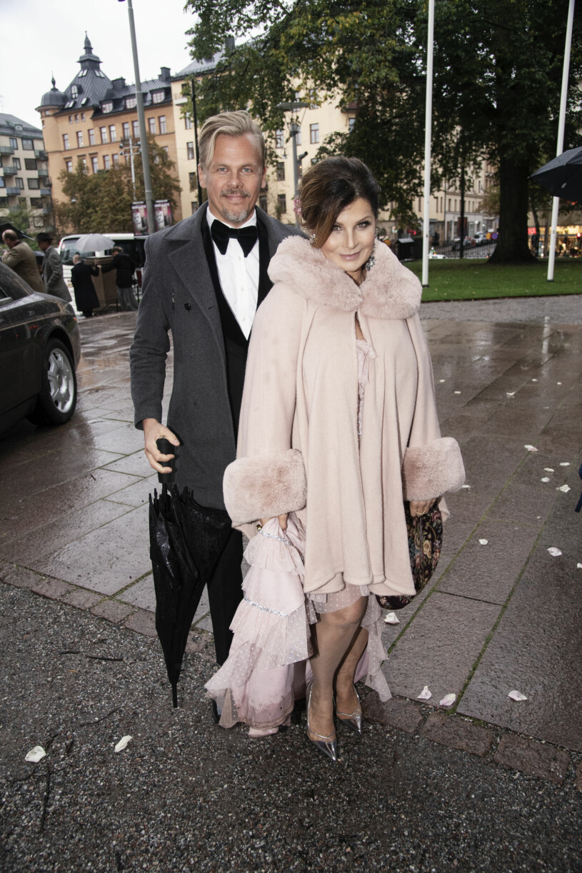 Carola Häggkvist och Jimmy Källqvist var på plats vid bröllopet. Carola Häggkvist med pojkvännen Jimmy Källqvist på bröllopet mellan Leonard Johansson och Linnea Taube i Gustav Vasa kyrka i Stockholm