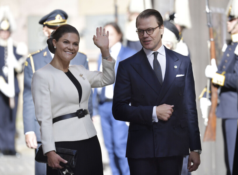Victoria och Daniel är på plats under riksmötets öppnande – men Carl Philip och Sofia saknas.