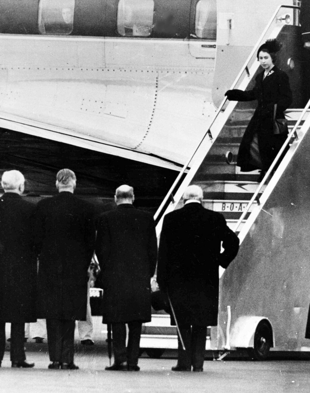 Drottning Elizabeth kliver av planet från Kenya. På flygplatsen väntar premiärminister Winston Churchill, längst till höger i förgrunden. Drottning Elizabeth kliver av planet från Kenya. På flygplatsen väntade premiärminister Winston Churchill, längst till höger i förgrunden.