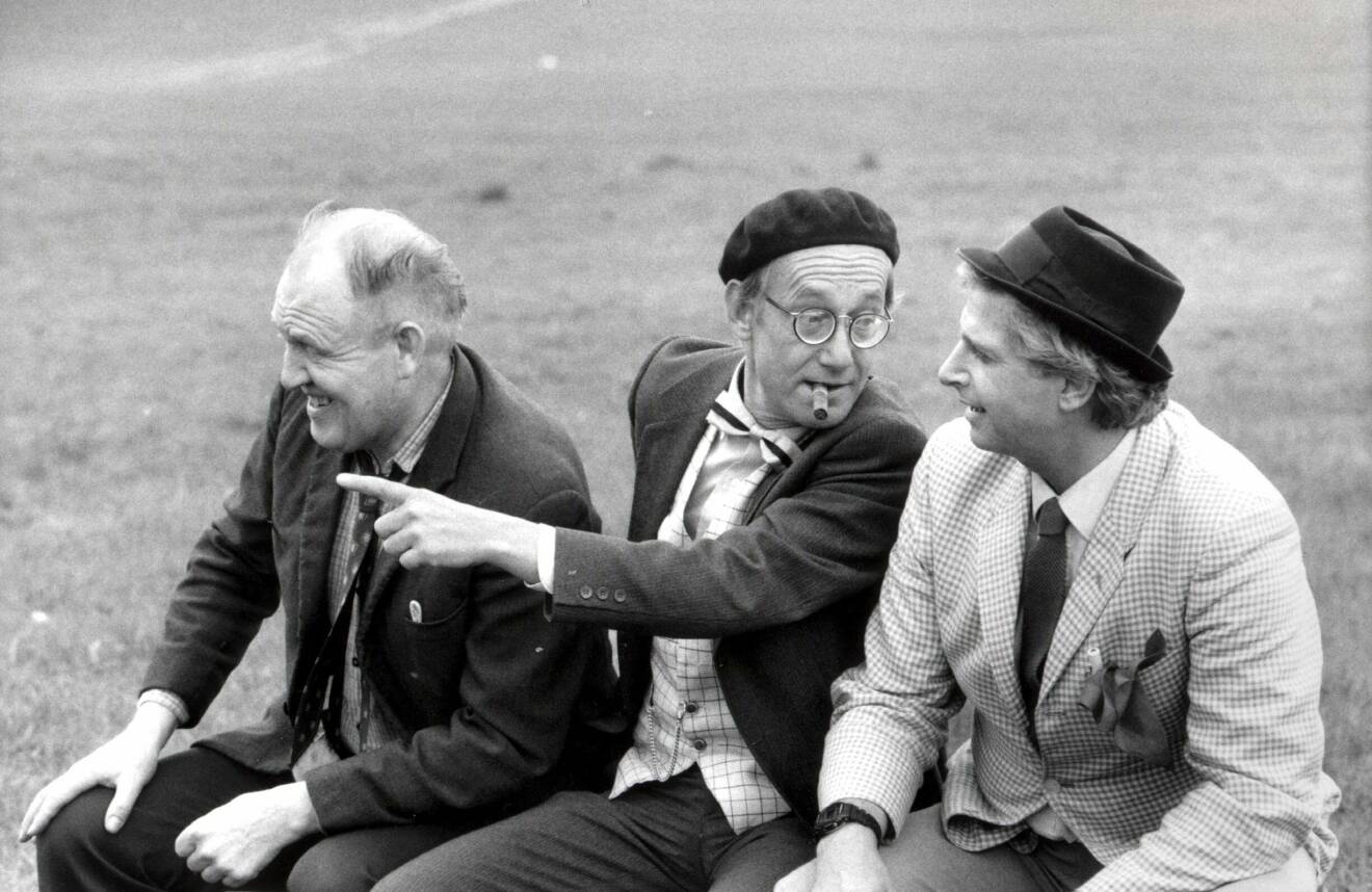 1989-05-01. Jönssonligan. Från vänster Björn Gustafson alias Dynamit-Harry, Gösta Ekman alias Sickan och Ulf Brunnberg alias Vanheden. Sickan med cigarr i munnen pekar och pratar.