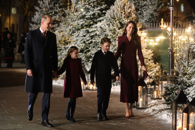 Prins William och prinsessan Kate närvarar på den årliga julkonserten i Westminster Abbey i London med barnen prinsessan Charlotte och prins George